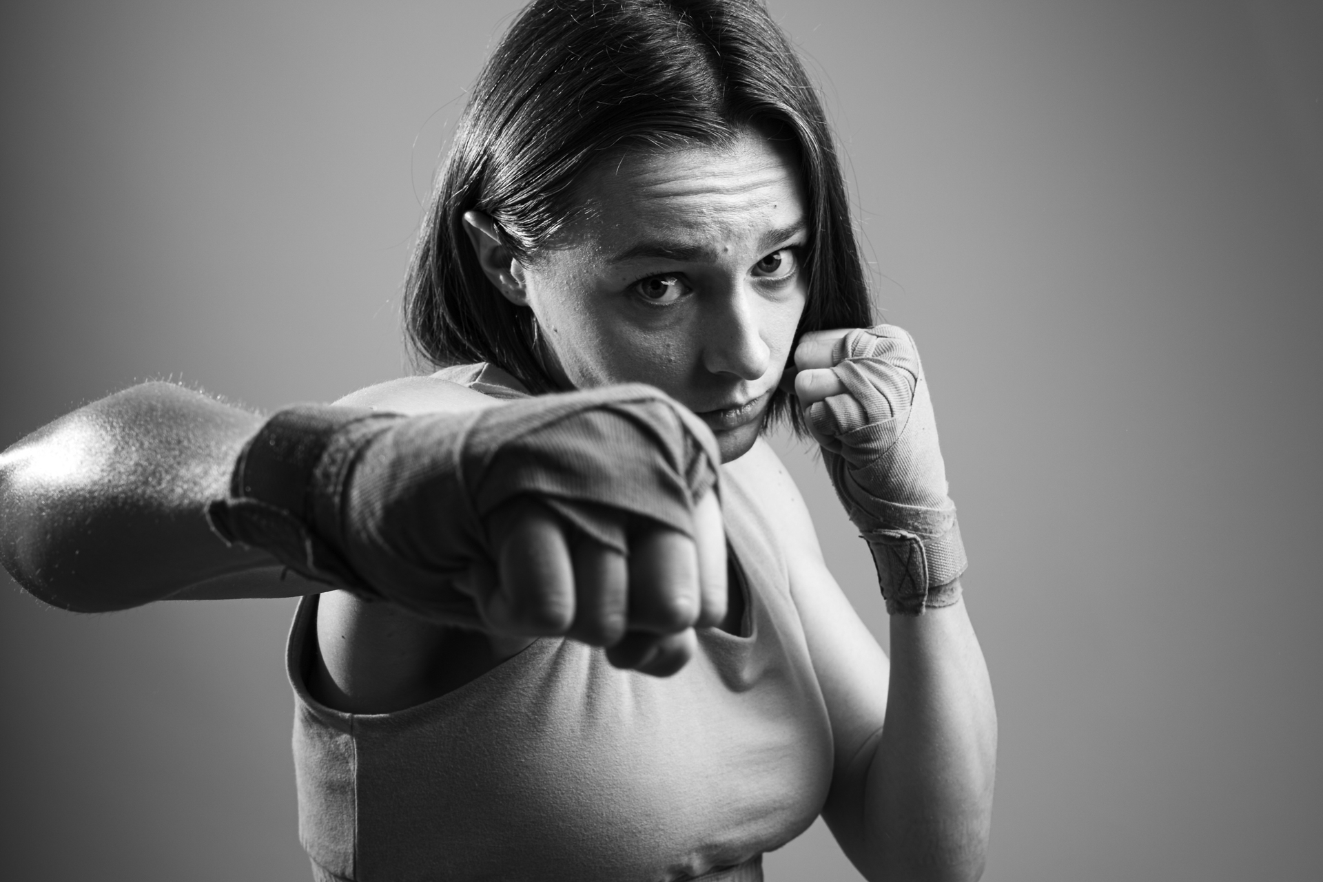 Boxeuse portrait noir et blanc en studio photo
