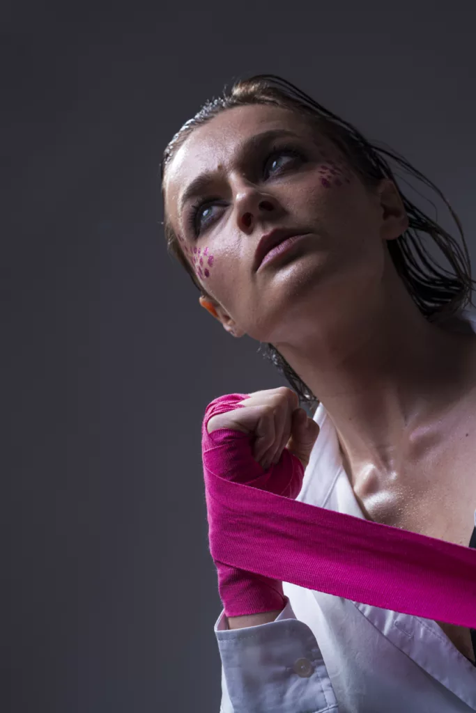 Portrait créatif boxeuse en studio – sport et lifestyle – Dany Salliot