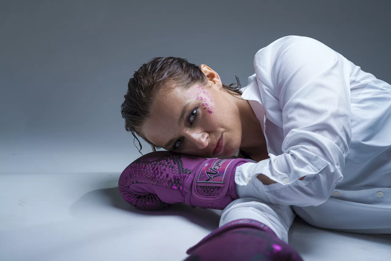 Portrait lifestyle boxeuse plage – sport & lifestyle – Dany Salliot