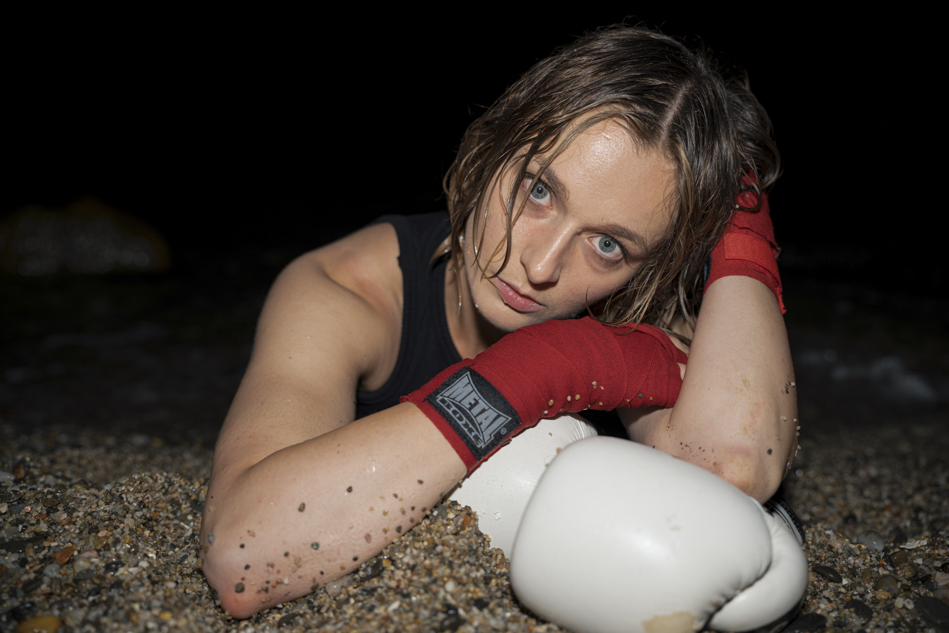 Portrait lifestyle boxeuse plage – sport & lifestyle – Dany Salliot