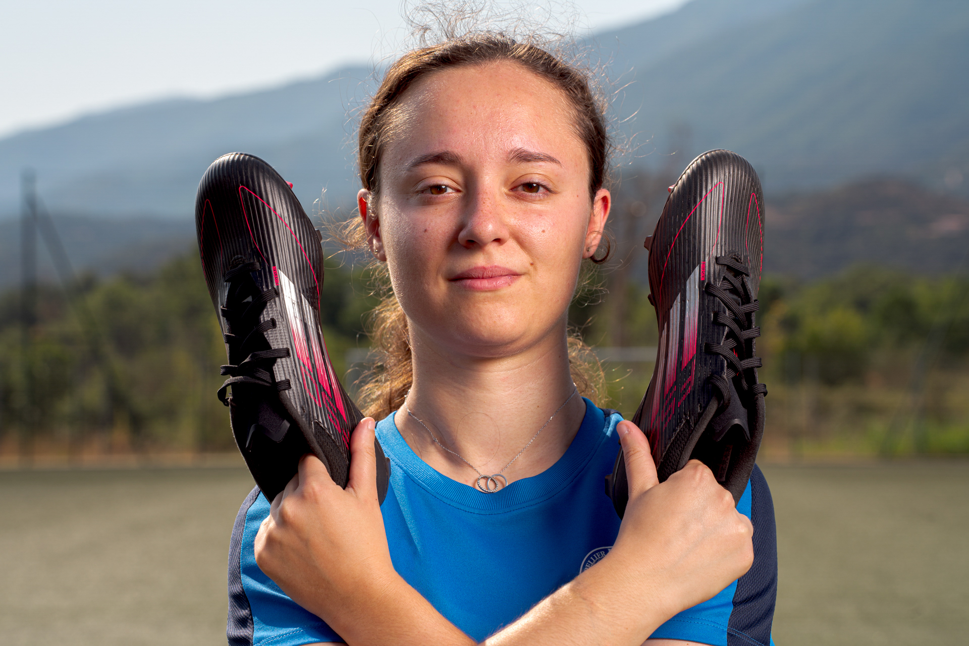 Portrait créatif footballeuse outdoor studio – sport & lifestyle – Dany Salliot