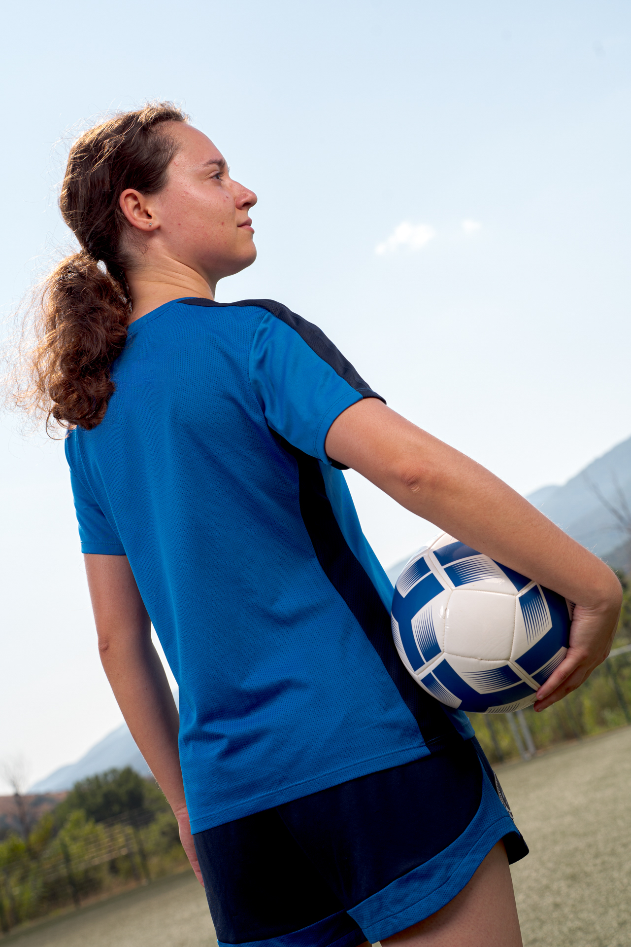 Portrait créatif footballeuse outdoor studio – sport & lifestyle – Dany Salliot