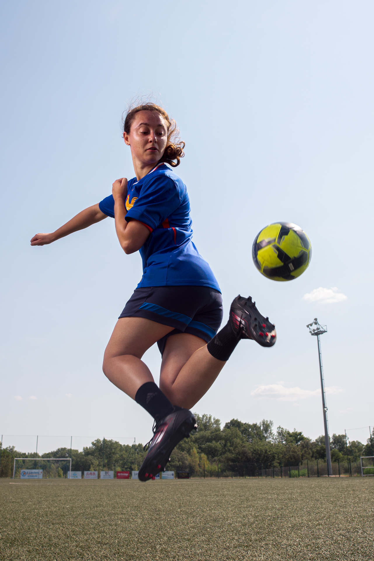 Portrait créatif footballeuse outdoor studio – sport & lifestyle – Dany Salliot