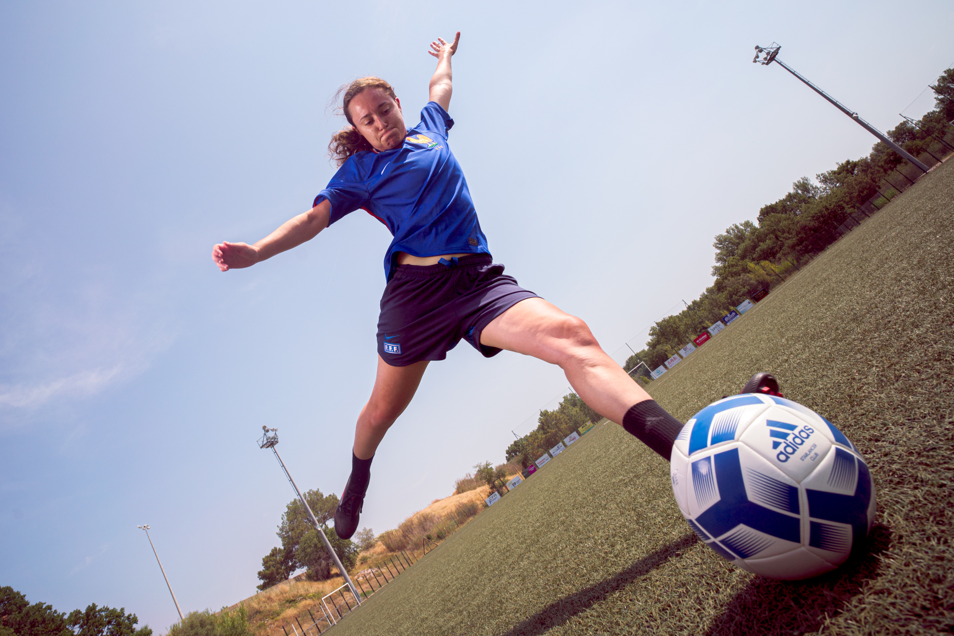 Portrait créatif footballeuse outdoor studio – sport & lifestyle – Dany Salliot