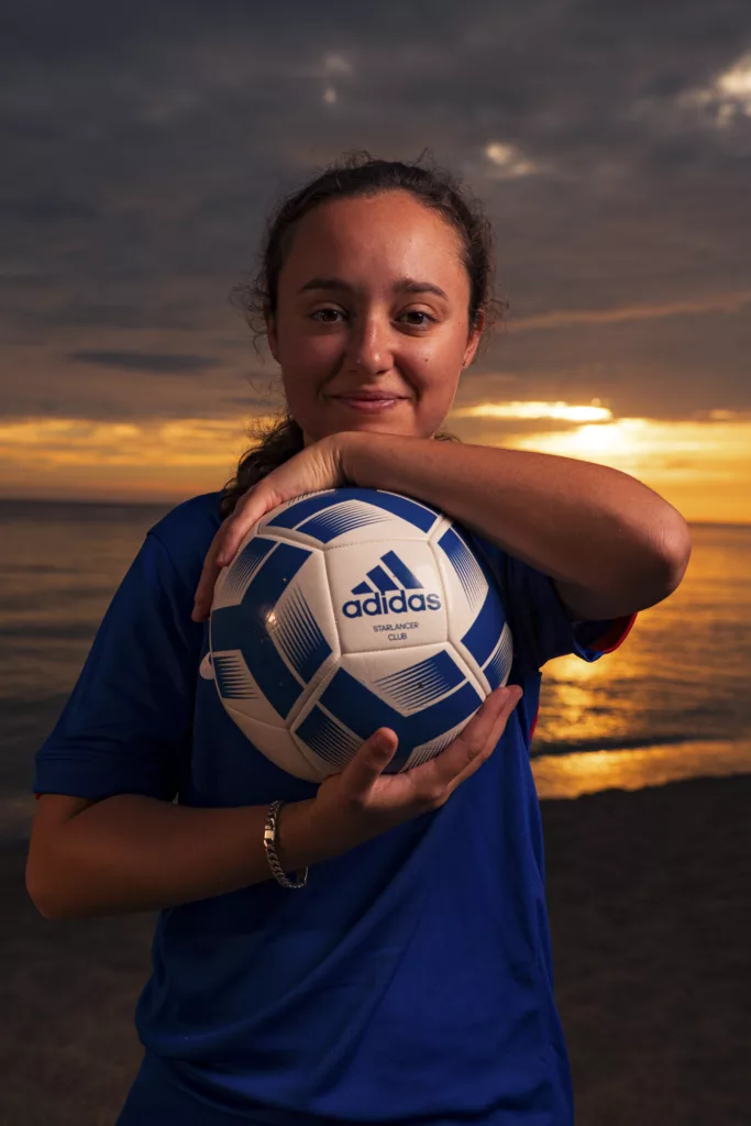 Portrait créatif footballeuse outdoor studio – sport & lifestyle – Dany Salliot