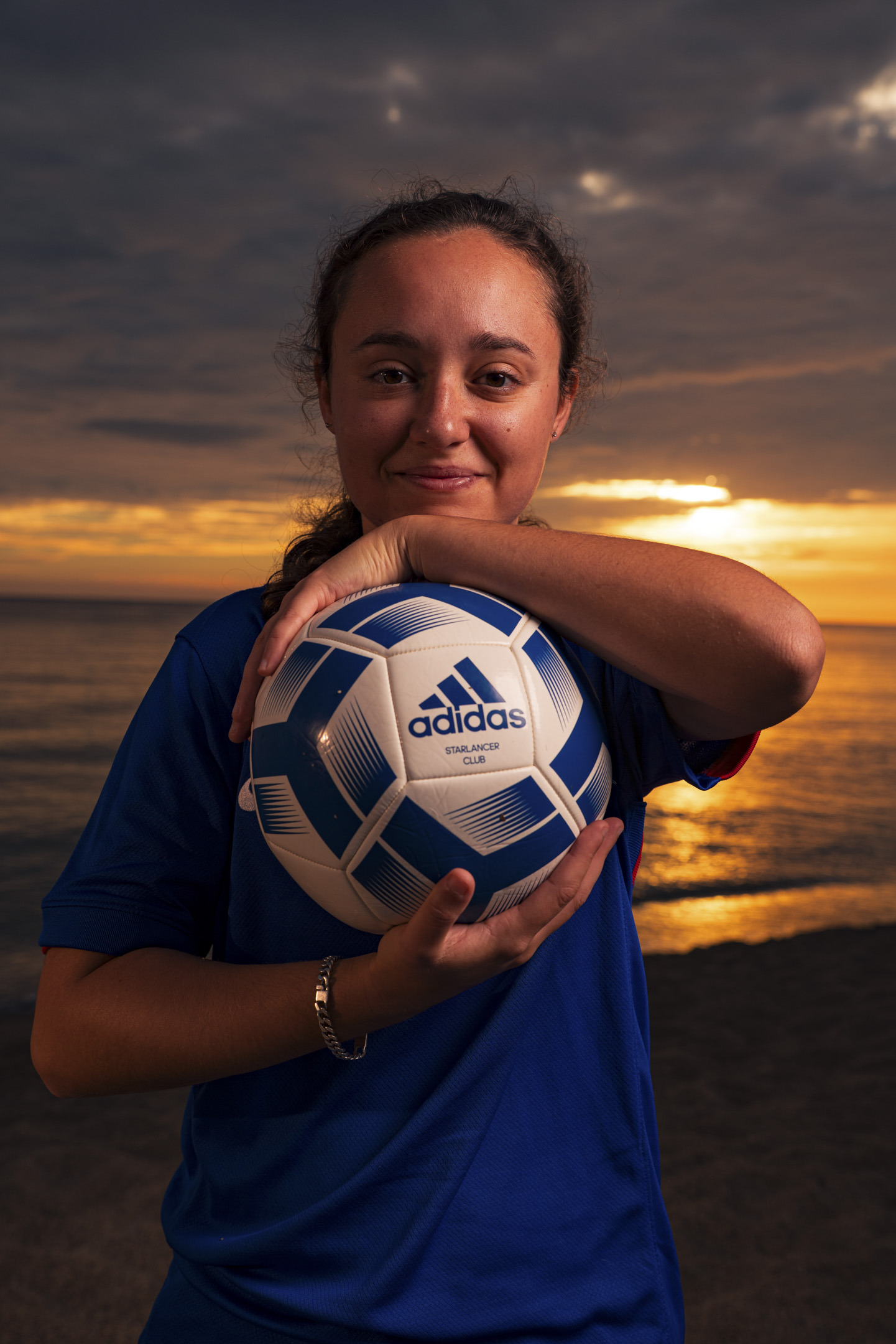 Portrait créatif footballeuse outdoor studio – sport & lifestyle – Dany Salliot