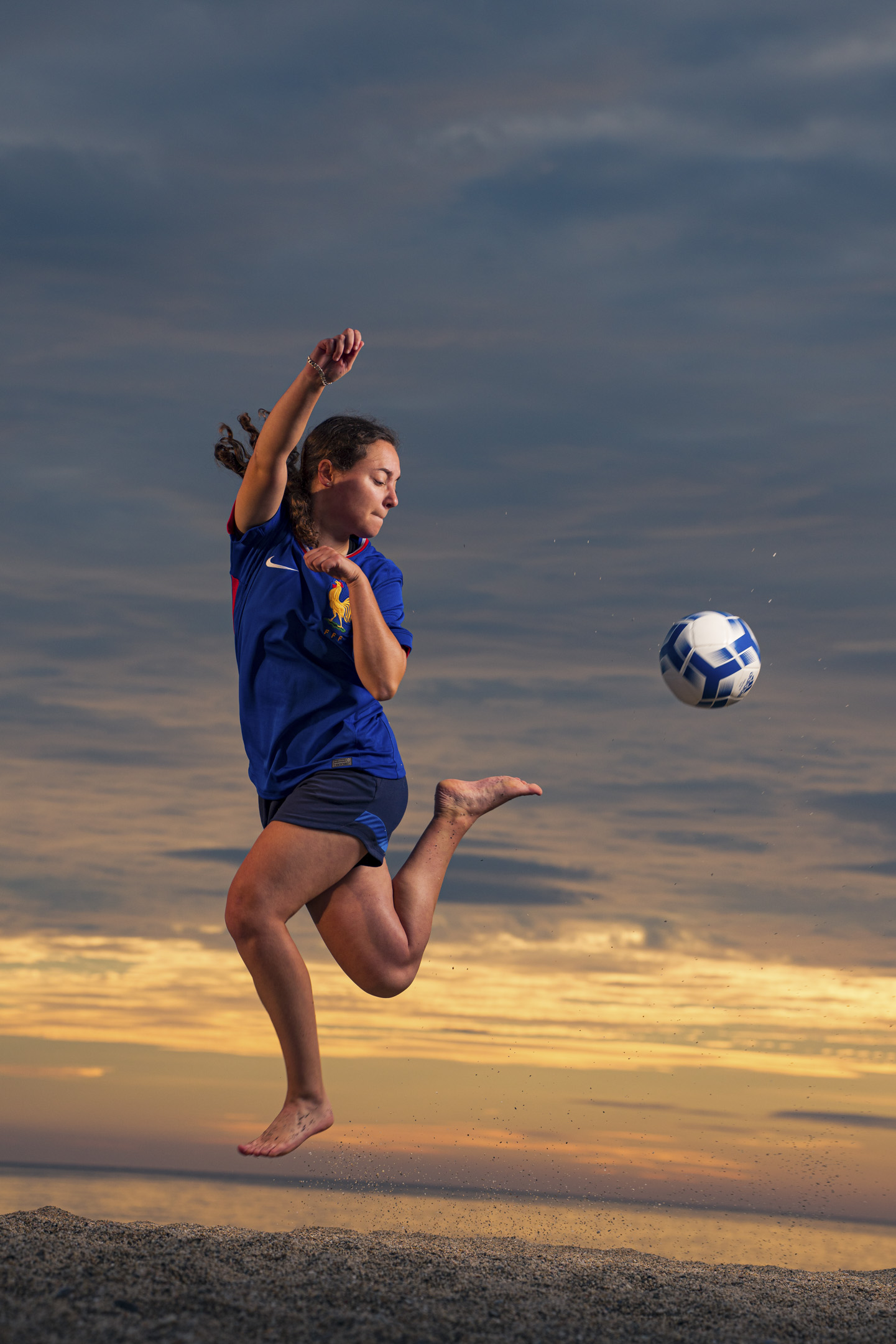 Portrait créatif footballeuse outdoor studio – sport & lifestyle – Dany Salliot